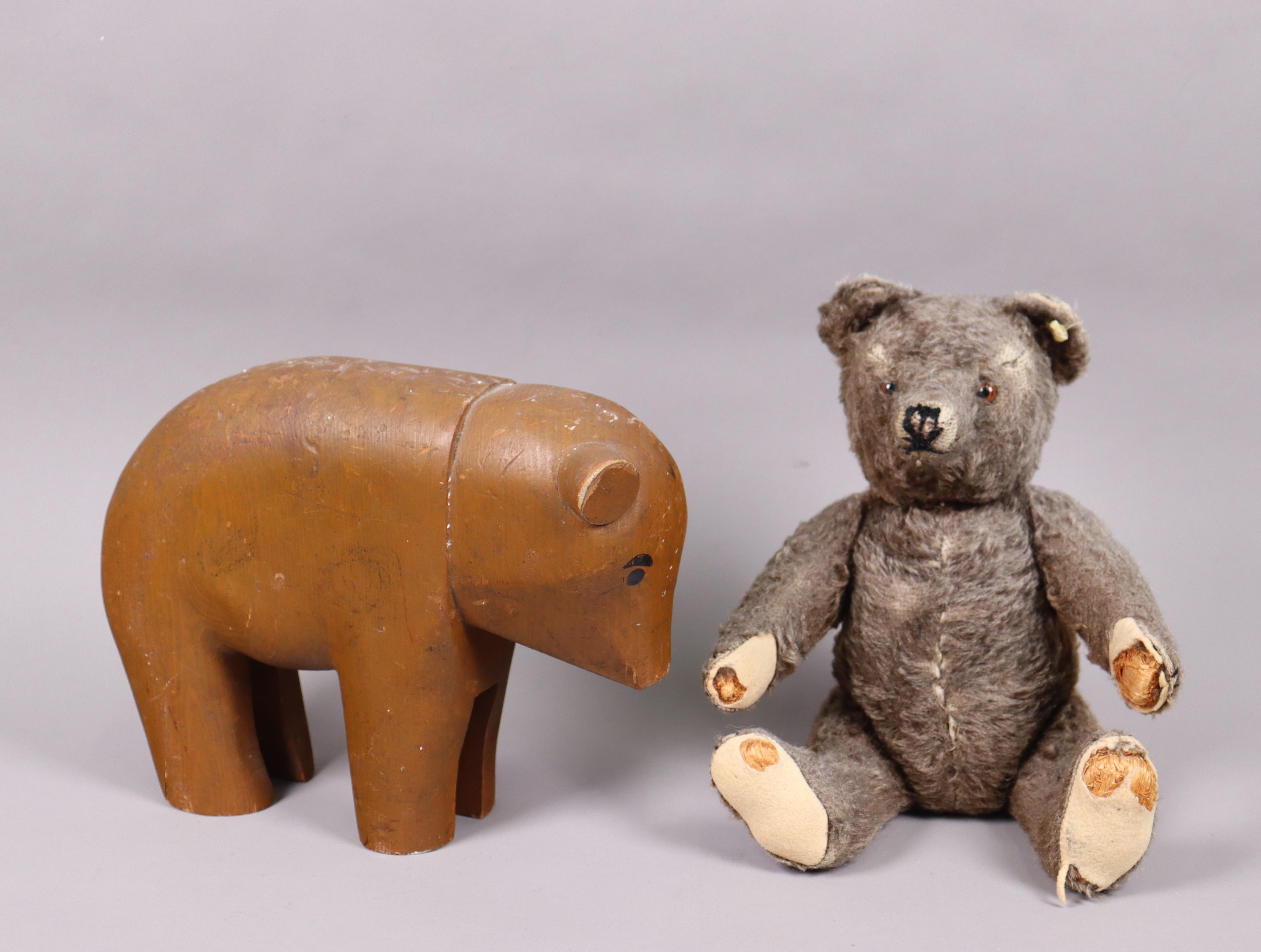 Äldre leksaker, Steiff björn samt annan björn i trä | Auktion