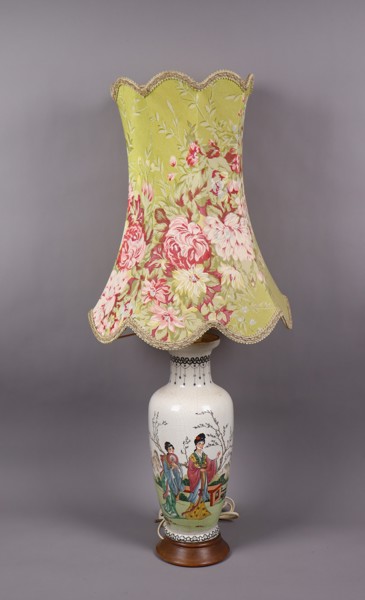 Bordslampa, porslin med bemålat kinesiskt motiv, 1900-tal_47975a_8dc26128b213647_lg.jpeg