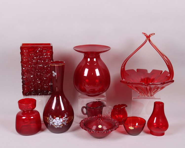 Diverse föremål i rött glas, 10 delar_48289a_8dc2c99f5d8e32e_lg.jpeg