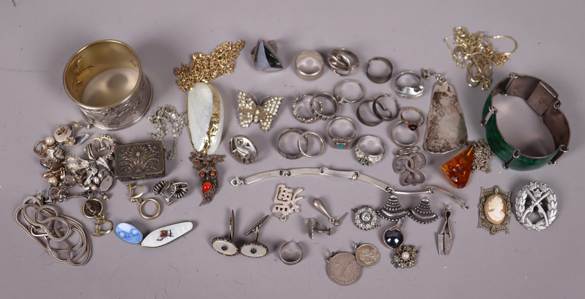 Diverse silversmycken, ringar, halsband, hängen mm_48649a_8dc350120b0fc46_lg.jpeg