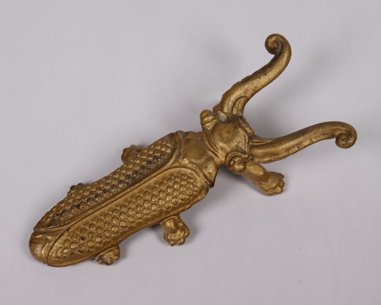 Stöveklknekt i brons/mässing i form av skalbagge, 1800/1900-tal_49004a_8dc3b7ecd3b86bf_lg.jpeg